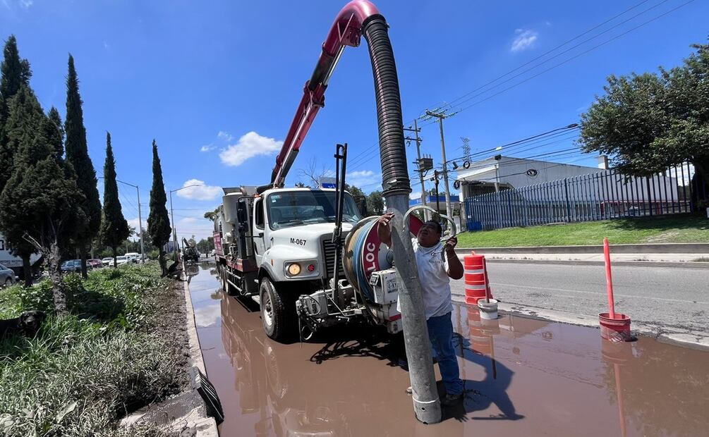 Reparación de baches y desagüe en la carretera Cuautitlán-Tlalnepantla provoca caos vial. Foto: Arturo Contreras