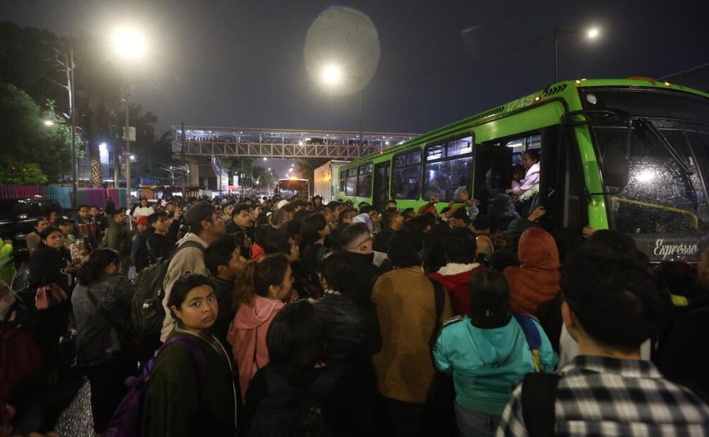 Línea A se encuentra saturada de personas ante la confusión.
Foto: Valente Rosas (03/09/25)