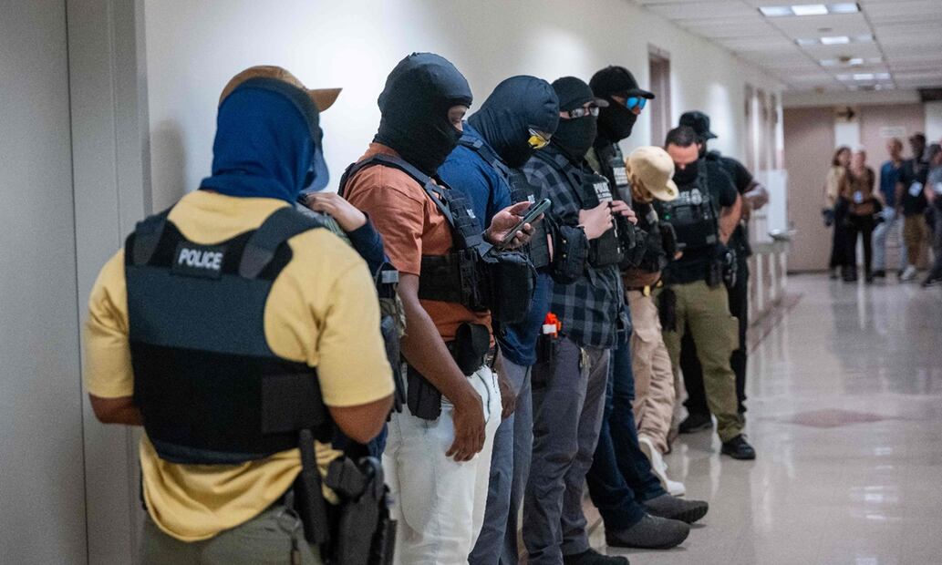 Agentes federales, incluyendo miembros del ICE, el 24 de julio de 2025. Foto: EFE