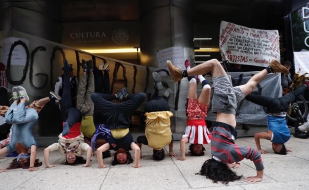 Artistas durante una protesta por falta de pagos afuera de la Secretaría de Cultura, en 2023. Archivo El Universal