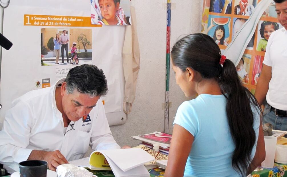 Semana Nacional de Salud de 2011 en la región azotada por oncocercosis en México; durante estas jornadas se distribuyó la ivermectina entre los pobladores. En 1925, se consideró que las hojas de la planta de Tarabundí que crecían en la región o la mordida de vampiros eran los culpables de la ceguera, pero pronto se supo que eran parásitos. Foto: Wikimedia Commons.