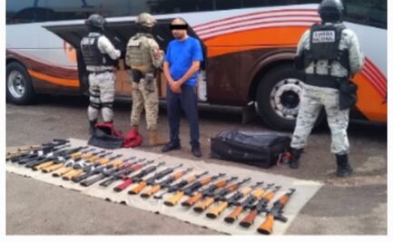 Aseguran arsenal en autobús en la Maxipista Culiacán-Mazatlán; hallan 22 fusiles AK-47 y 7 pistolas Glock