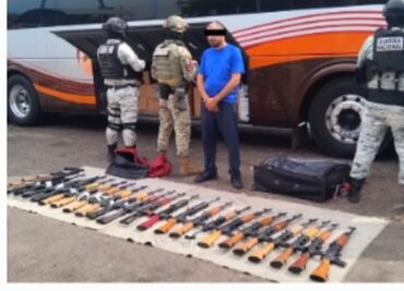 Aseguran arsenal en autobús en la Maxipista Culiacán-Mazatlán; hallan 22 fusiles AK-47 y 7 pistolas Glock
