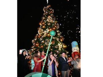 Alessandra Rojo de la Vega encabeza encendido del Árbol de Navidad en alcaldía Cuauhtémoc; inauguran pista de hielo gratuita