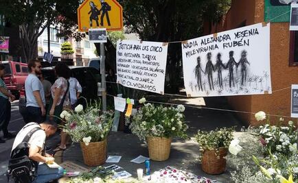 Con velas y flores recuerdan a las víctimas de la Narvarte