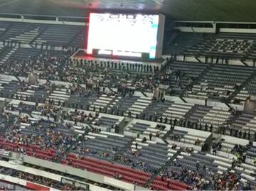 Barra de Pumas burla seguridad y se reúne en el Estadio Azteca