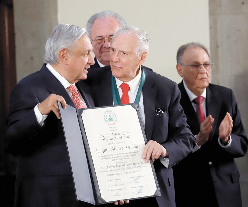 Joaquín Álvarez Ordoñez recibió de la mano del presidente Andrés Manuel López Obrador el Premio Nacional de Arquitectura 2018. Foto: BERENICE FREGOSO. EL UNIVERSAL