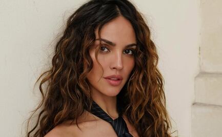 Eiza González luce impactante total look de cuero: crop top y falda lápiz