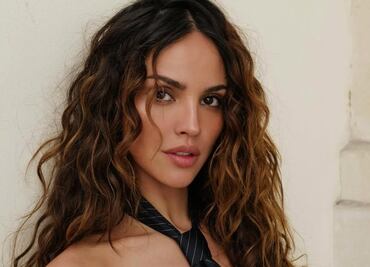 Eiza González luce impactante total look de cuero: crop top y falda lápiz