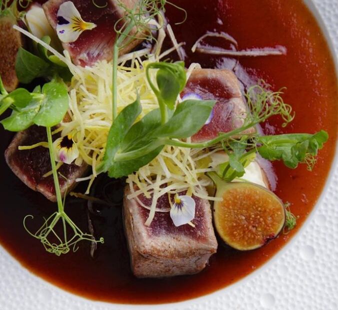 Agua y Sal sirve esta ensalada de atún en salsa de higos. Foto: Cortesía