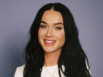 Katy Perry luce top de mariposa y jeans a la cadera de estilo Y2K