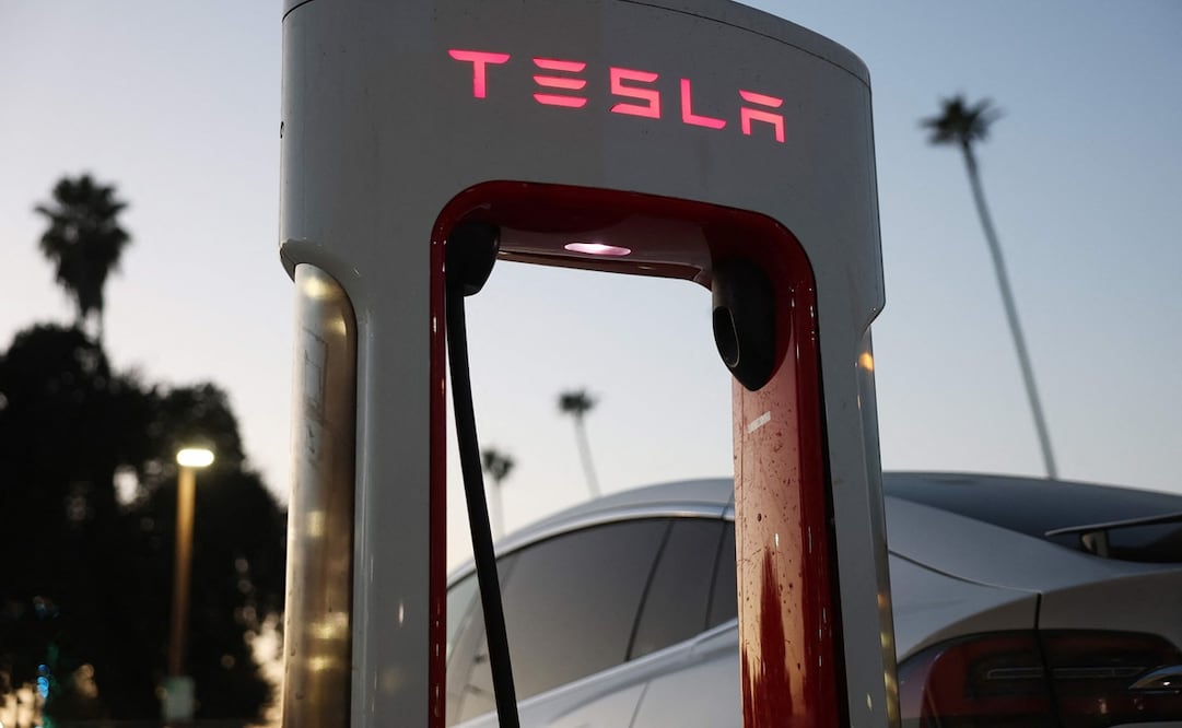 Un vehículo eléctrico (VE) Tesla se recarga en una estación Tesla Supercharger el 2 de enero de 2025 en Pasadena. FOTO: AFP/Archivo