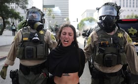 Trump encabeza desfile militar mientras en Los Ángeles dispersan a "No Kings" con granadas aturdidoras; sigue aquí la cobertura en vivo