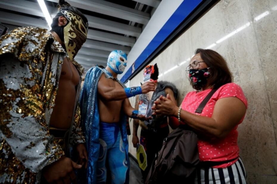Del ring al Metro CDMX: luchadores castigan a usuarios que no usan cubrebocas y reparten gel antibacterial