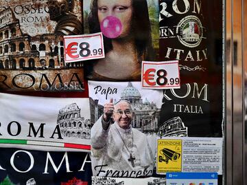 FOTOS: Restaurantes, bares y hoteles en Roma hacen “su agosto” con el deceso del papa Francisco