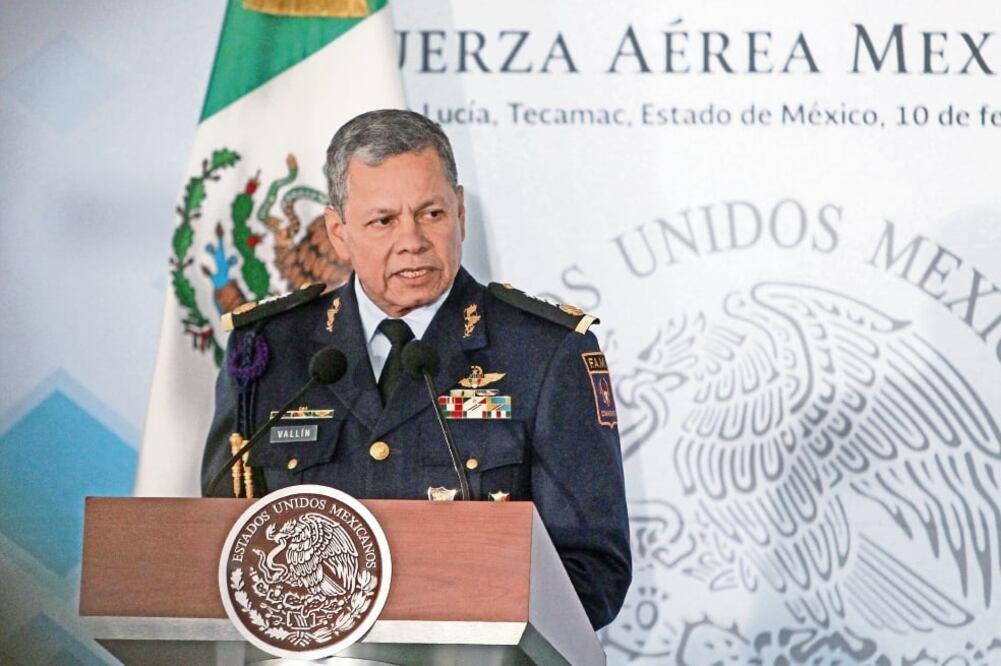 El comandante de la Fuerza Aérea, Miguel Enrique Vallín Osuna, expresó al Presidente su gratitud por el apoyo para modernizar la institución. (CARLOS MEJÍA. EL UNIVERSAL)