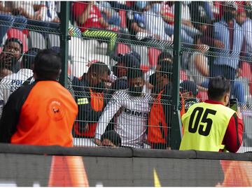 Aficionados son retirados del Nemesio Diez por alterar el orden en el estadio