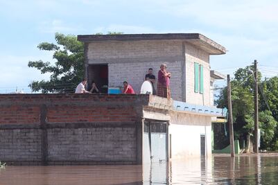 Por desbordamiento de río Acaponeta, decenas de personas quedan atrapadas en Nayarit