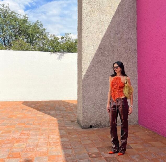 Dua Lipa deslumbra con pantalones de efecto piel a la cadera