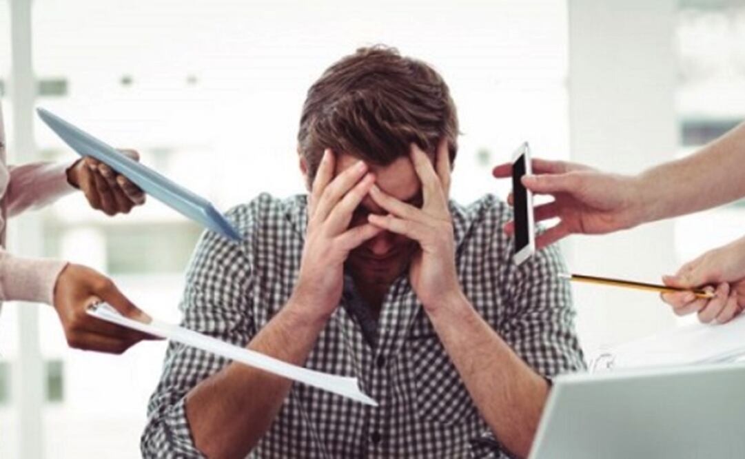 7 de cada 10 aseguran haber sufrido estrés laboral en los últimos 3 años, con malestares físicos como dolor de cabeza, agotamiento y problemas de salud mental o emocional como ansiedad, falta de motivación e irritabilidad. Foto: Especial