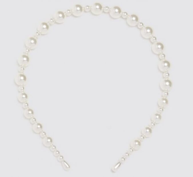 Alerta tendencia: Las diademas con perlas son el accesorio más girly del otoño