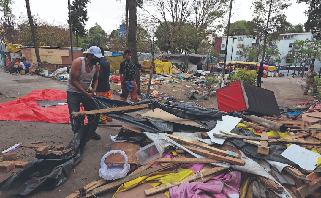 EL UNIVERSAL constató la presencia de trabajadores de la alcaldía y de SSC durante el retiro de las casas. Foto: de FRANCISCO RODRÍGUEZ. EL UNIVERSAL