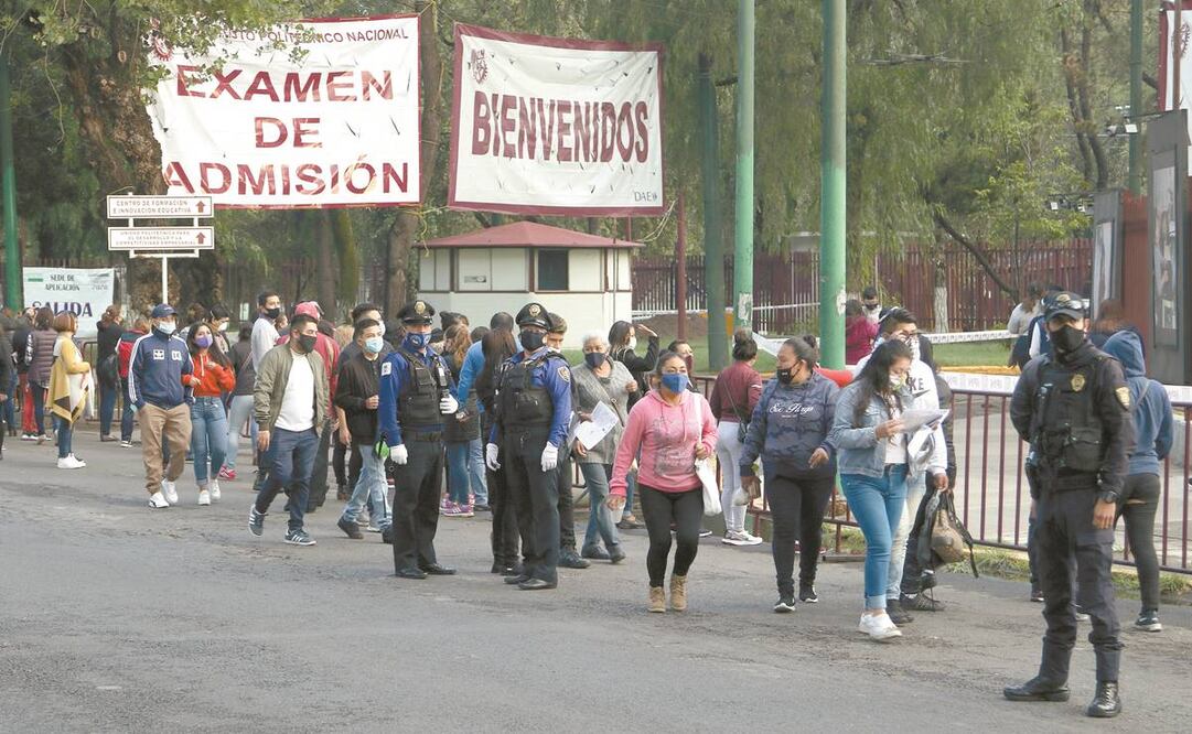 Desde las 7:00 horas y en medio de medidas de seguridad, aspirantes al bachillerato llegaron a la sede del IPN. “En cada entrada te daban gel antibacterial y había dos sillas de separación entre cada uno”, contó un estudiante. Foto: CARLOS MEJÍA
