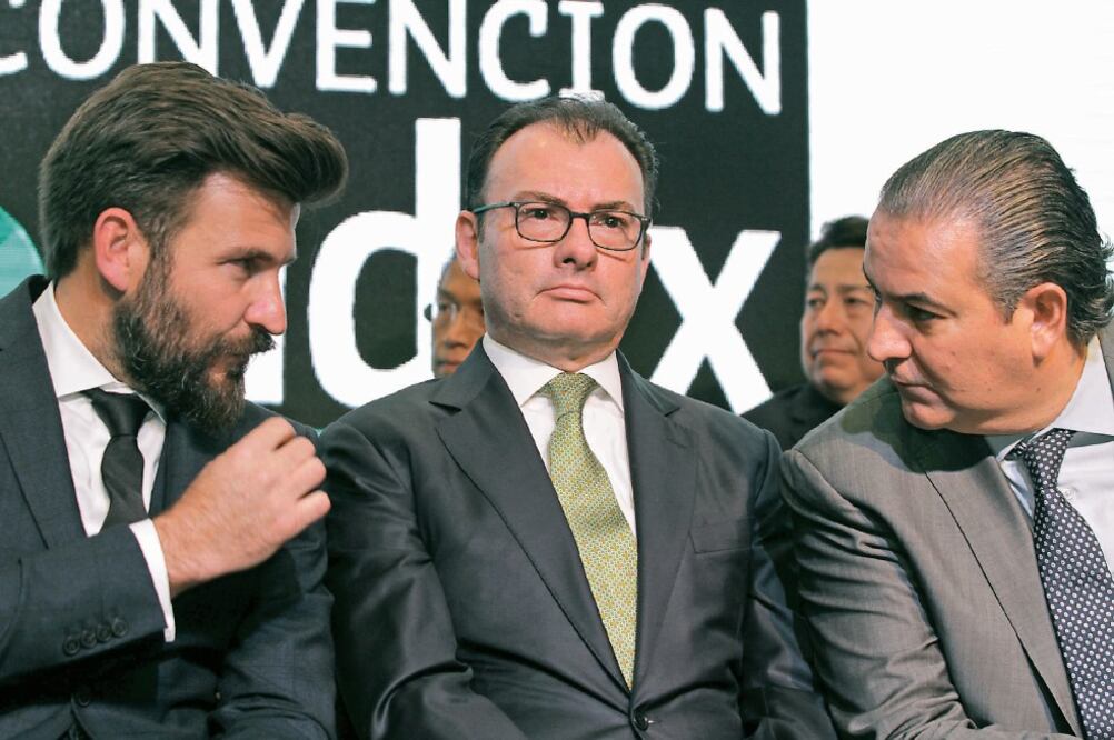 Emilio Cadena, presidente del Index; Luis Videgaray, titular de Hacienda, y Gerardo Gutiérrez Candiani, del CCE, entre otros, en la convención maquiladora (CARLOS MEJÍA. EL UNIVERSAL)