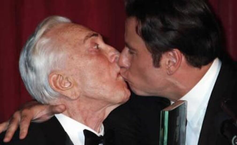 Benny Ibarra, John Travolta… besos entre famosos que causaron revuelo