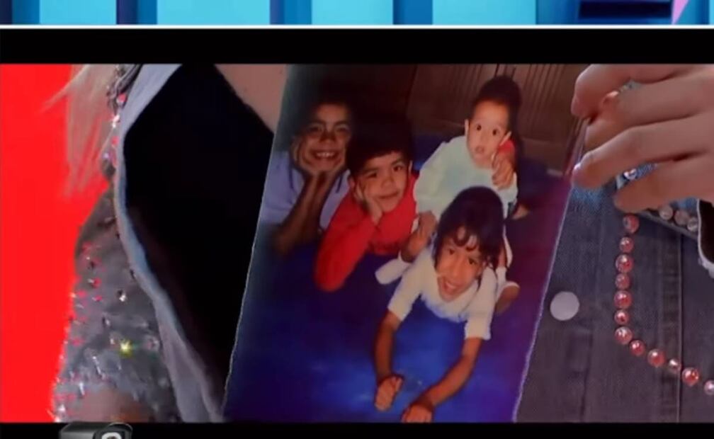 Wendy Guevara cuando era un niño. Aparece de color rojo junto a sus primos.