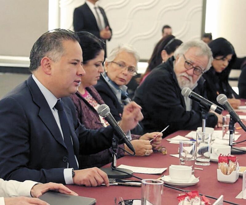 El titular de la UIF, Santiago Nieto Castillo (segundo de izq. a der.), se negó a confirmar si un funcionario federal fue el que dio información a The Wall Street Journal sobre una supuesta investigación contra Enrique Peña Nieto. Foto: TOMADA DE TWITTER
