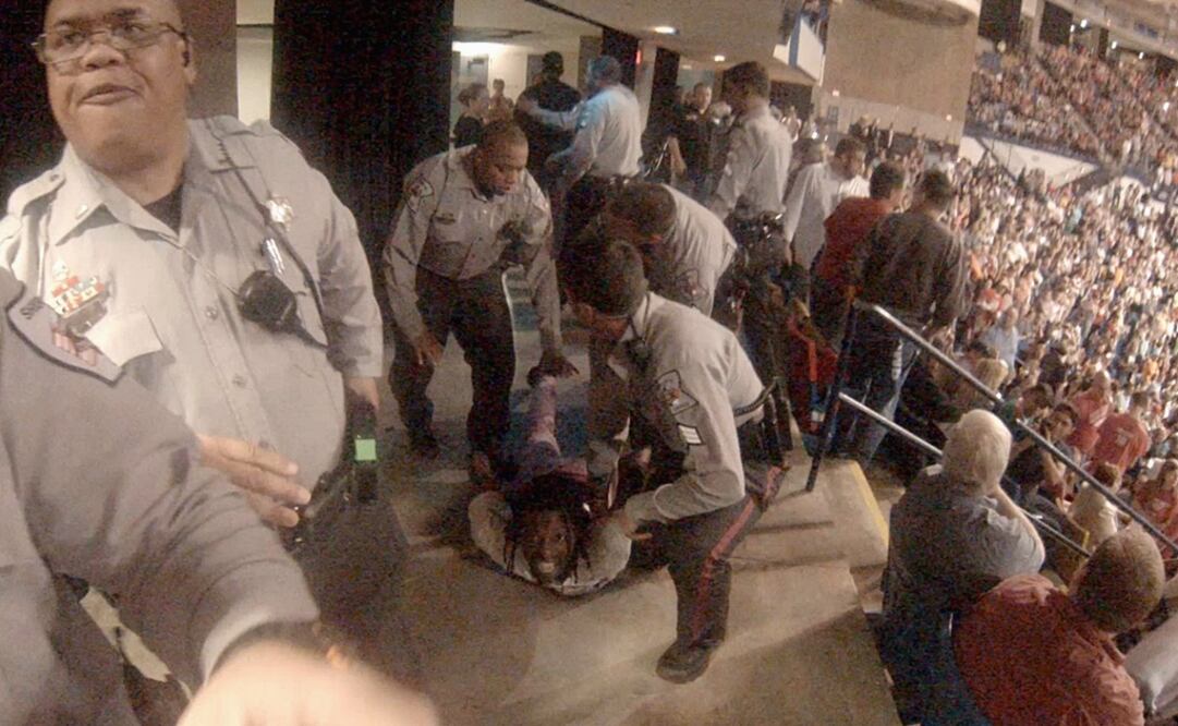 Para Rakeem Jones, el hecho de que policías uniformados lo rodearan para sacarlo de un evento de campaña de Donald Trump fue algo más que una sorpresa  (Foto: Reuters)