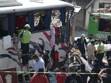 Aumenta a 21 el número de fallecidos tras accidente de autobús en Joquicingo