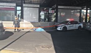 Motociclista muere al caer de puente en Iztapalapa; accidente provoca afectaciones viales