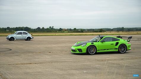 'Vocho' con motor Tesla desafía a Porsche 911 en un carrera