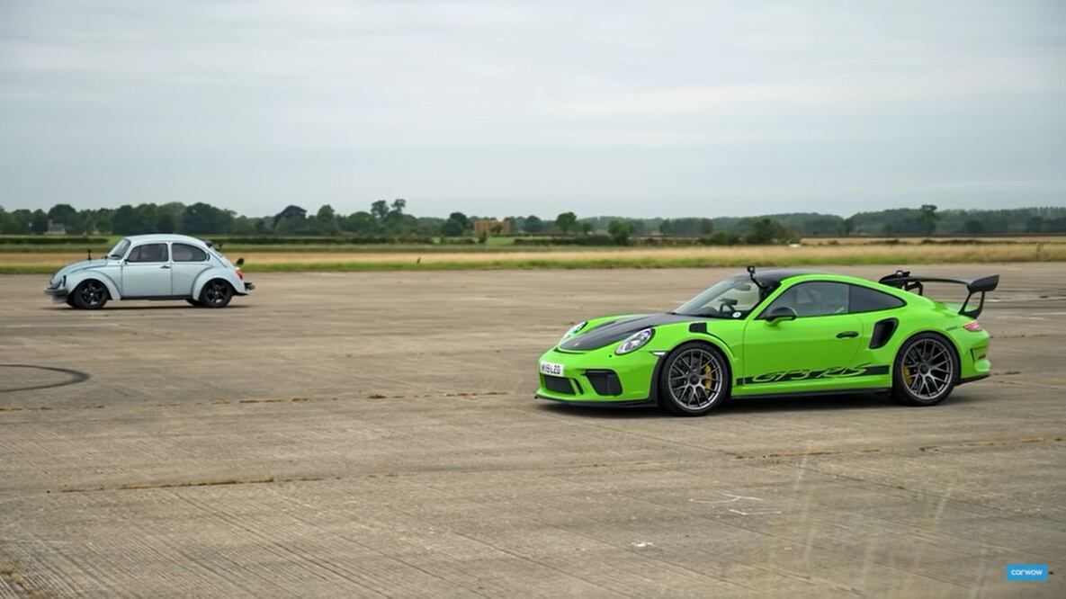 'Vocho' con motor Tesla desafía a Porsche 911 en un carrera