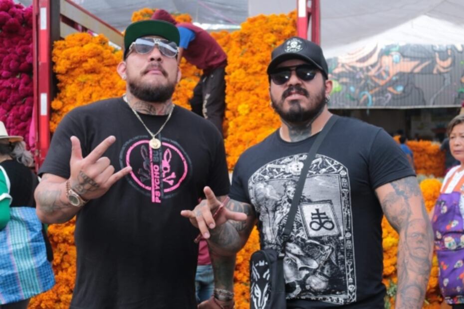 Luchadores montan emotiva ofrenda dedicada a sus compañeros fallecidos