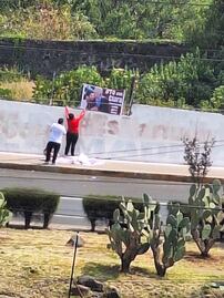 Captan a simpatizantes de Clara Brugada borrando barda de Omar García Harfuch