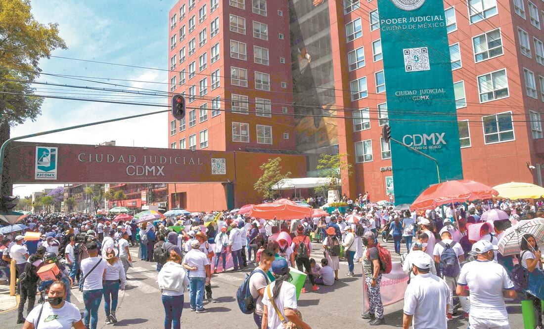 Alrededor de 300 comerciantes marcharon por Paseo de la Reforma hacia la Ciudad Judicial. Las manifestaciones son organizadas por la familia Barrios, algunos de sus integrantes están en la mira de las autoridades. Foto: ARMANDO MARTÍNEZ. EL UNIVERSAL