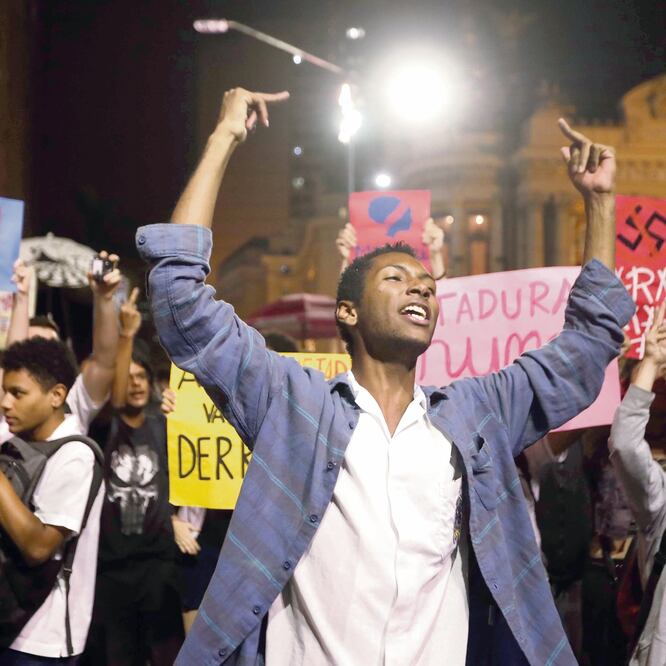 Cientos de personas participaron ayer en una manifestación en Río de Janeiro en contra del presidente electo Jair Bolsonaro, a quien exigieron respetar la democracia durante su mandato. (MARCELO SAYLO. EFE)