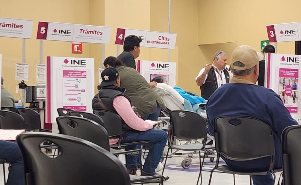 La mujer, identificada como doña Josefina, acudió en camilla a las oficinas del INE y fue auxiliada por familiares y empleados. Foto: Cortesía Hoy Tamaulipas