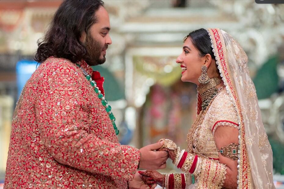 Anant Ambani, izquierda, hijo del multimillonario Mukesh Ambani, toma de la mano a Radhika Merchant durante la ceremonia de su boda en el Jio World Convention Center en Mumbai, India. Foto: AP