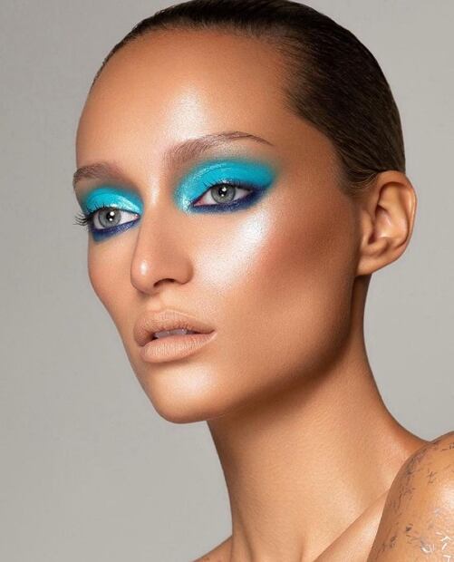 Las sombras azules dominarán las tendencias de maquillaje todo el año