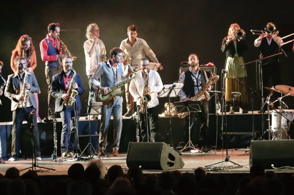 Surnatural Orchestra llevó su música a la Alhóndiga de Granaditas, la noche del sábado (IVAN STEPHENS EL UNIVERSAL)