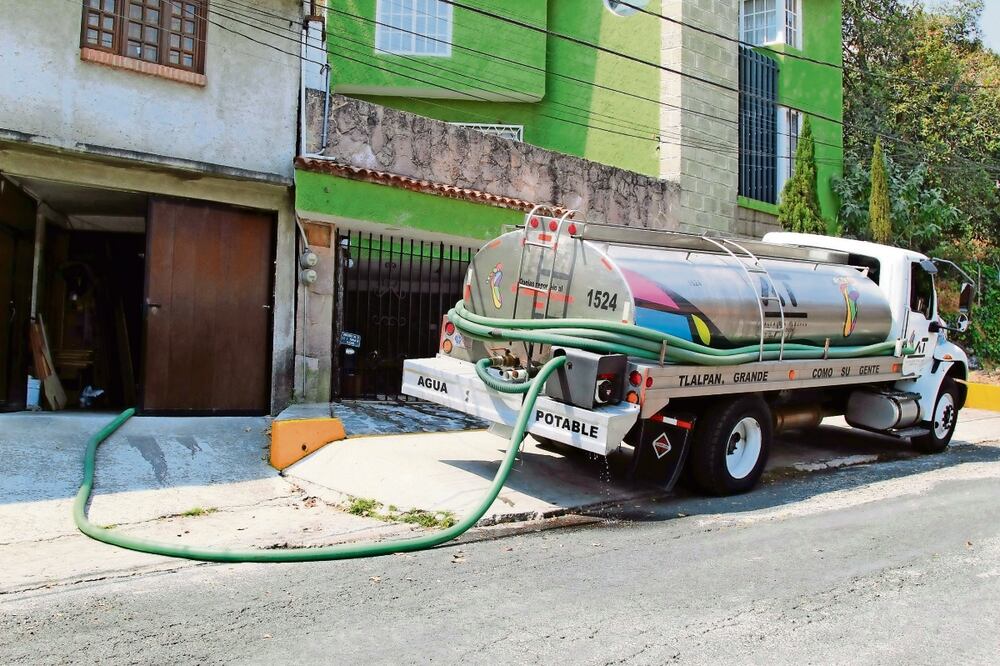El suministro vía pipas es común en la alcaldía. Archivo El Universal