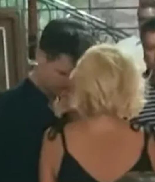 Leonardo no pudo evitar las lágrimas al estar frente al féretro del primer actor. Foto: Captura de pantalla