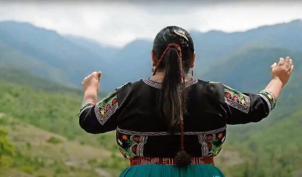 El trabajo cinematográfico también habla de Virgen, quien es oradora en su pueblo y hace las ceremonias y pedimentos para la siembra. Foto: Especial