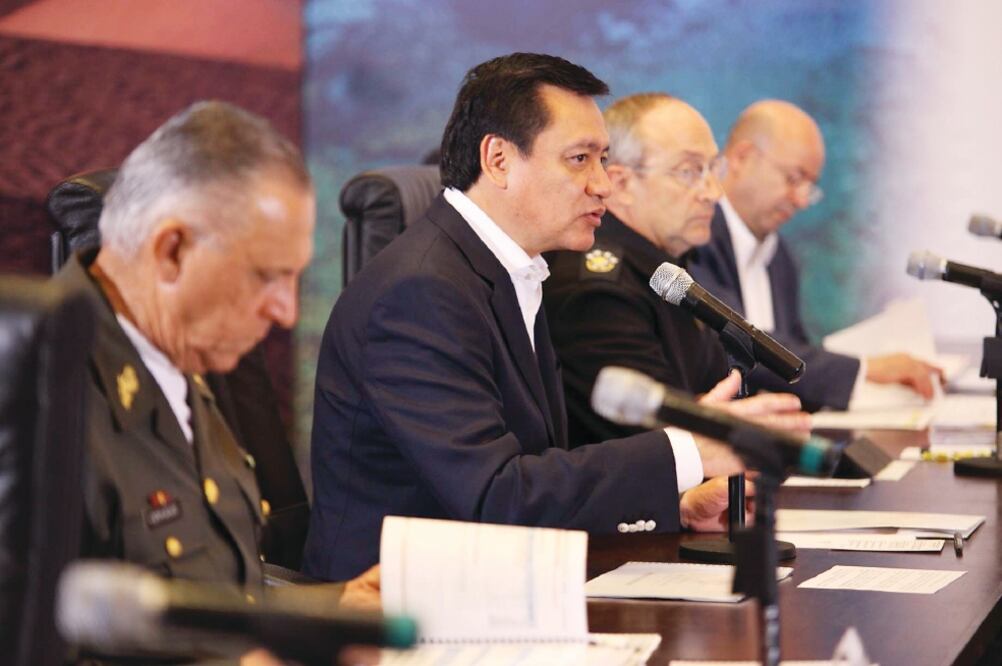 El secretario de Gobernación, Miguel Ángel Osorio, encabezó la Reunión de Seguridad Zona Noreste con el titular de la Sedena, general Salvador Cienfuegos, y los gobernadores de Coahuila, Rubén Moreira, y Durango, Jorge Herrera (GOBERNACIÓN)