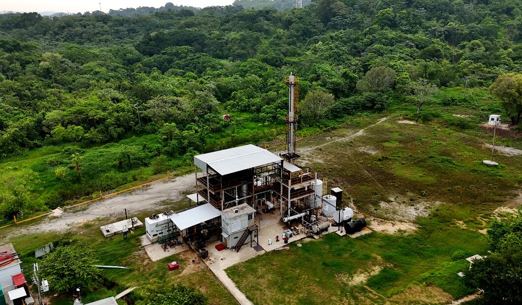 Imagen de la minirefinería de huachicol ubicada a las afueras de Coatzacoalcos, Veracruz, el 24 de junio de 2025, que operaba con fachada de una planta de tratamiento de residuos industriales denominada Ecorenovable. Foto: Diego Prado/EL UNIVERSAL