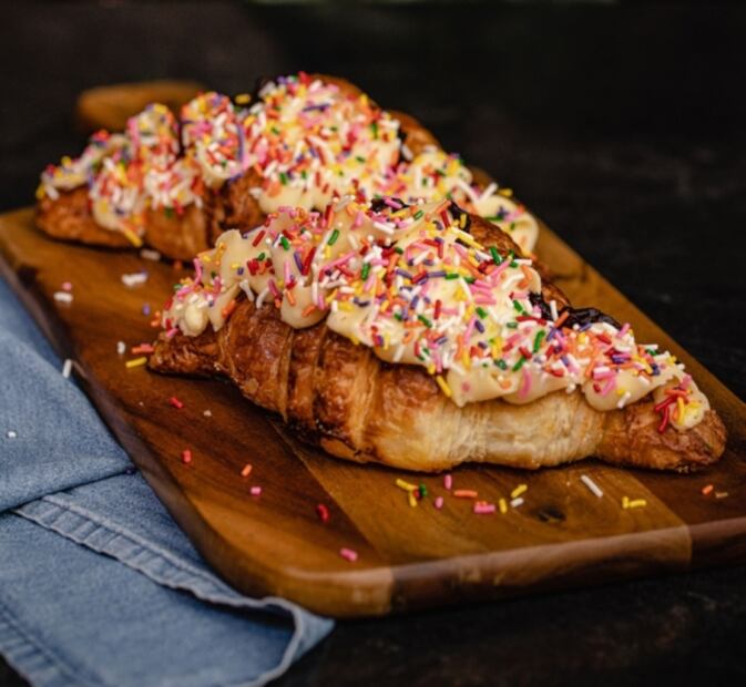 Celebra el Día Internacional del Croissant con un rico "cuernito" casero